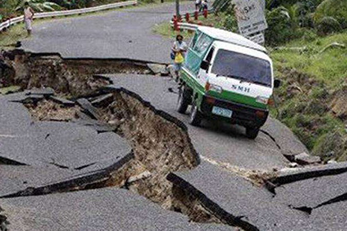 地震造成危险的道路